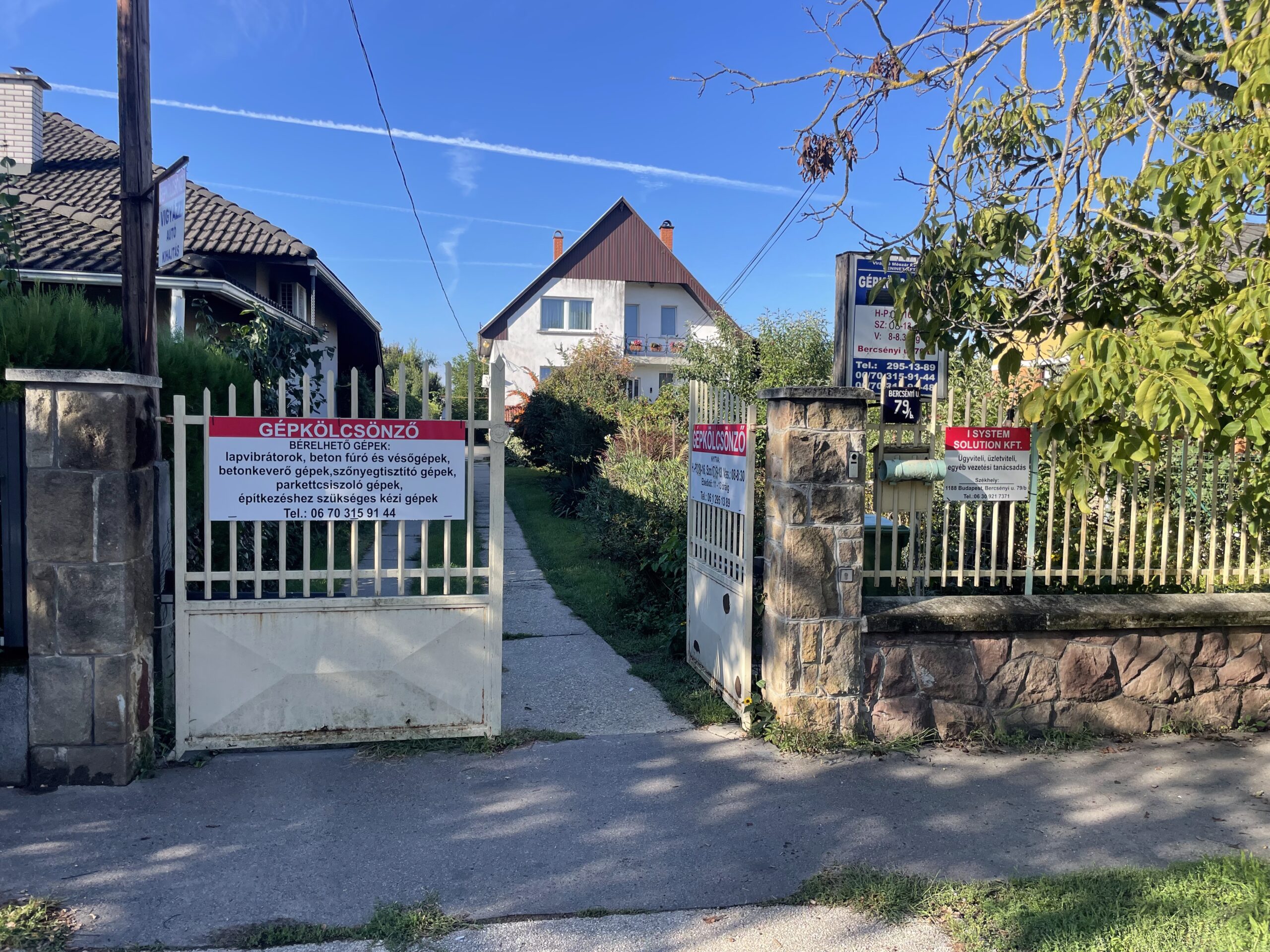 A Kombi Gépkölcsönző utcafronti bejárata