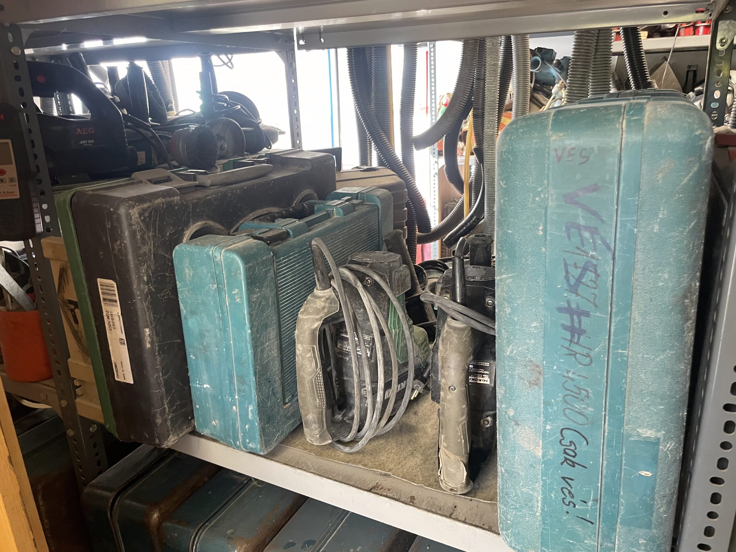 szerszámok és szerszámos ládák egymás mellett a polcon