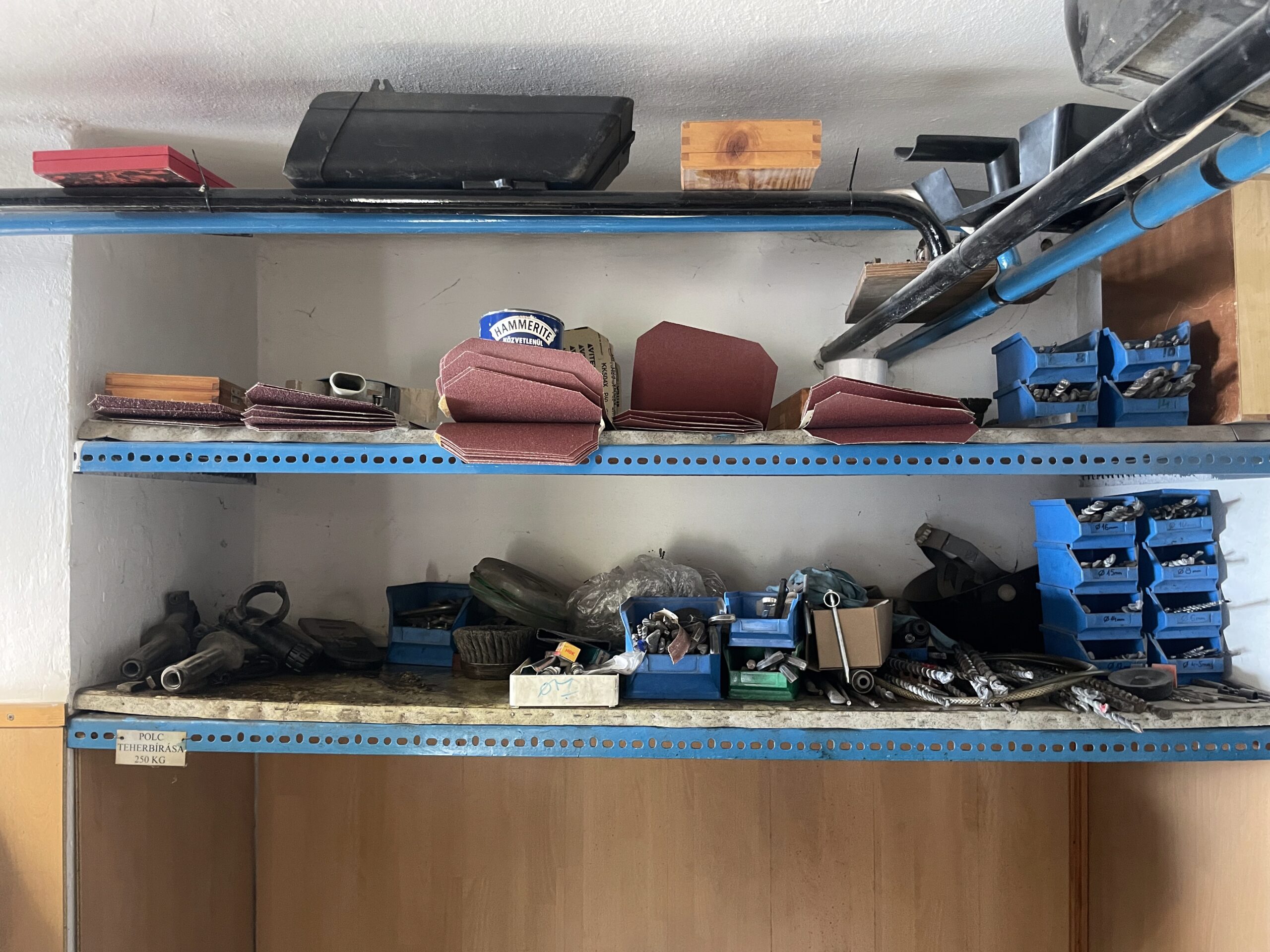 szerszámok elhelyezve a polcon