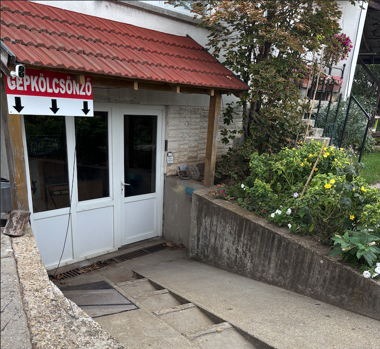 a Kombi gépkölcsönző pincebejárata
